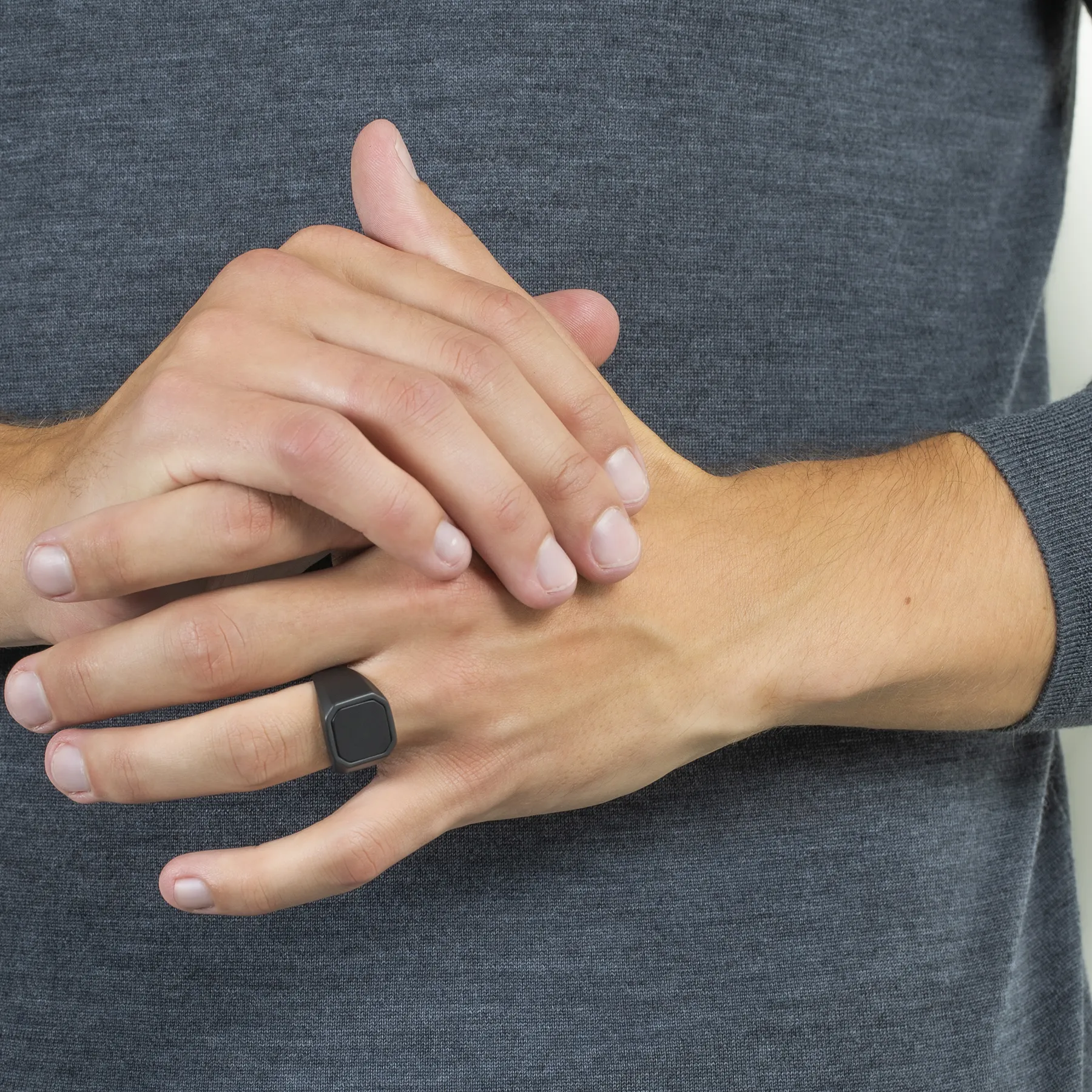 Ceramic Signet ring with onyx