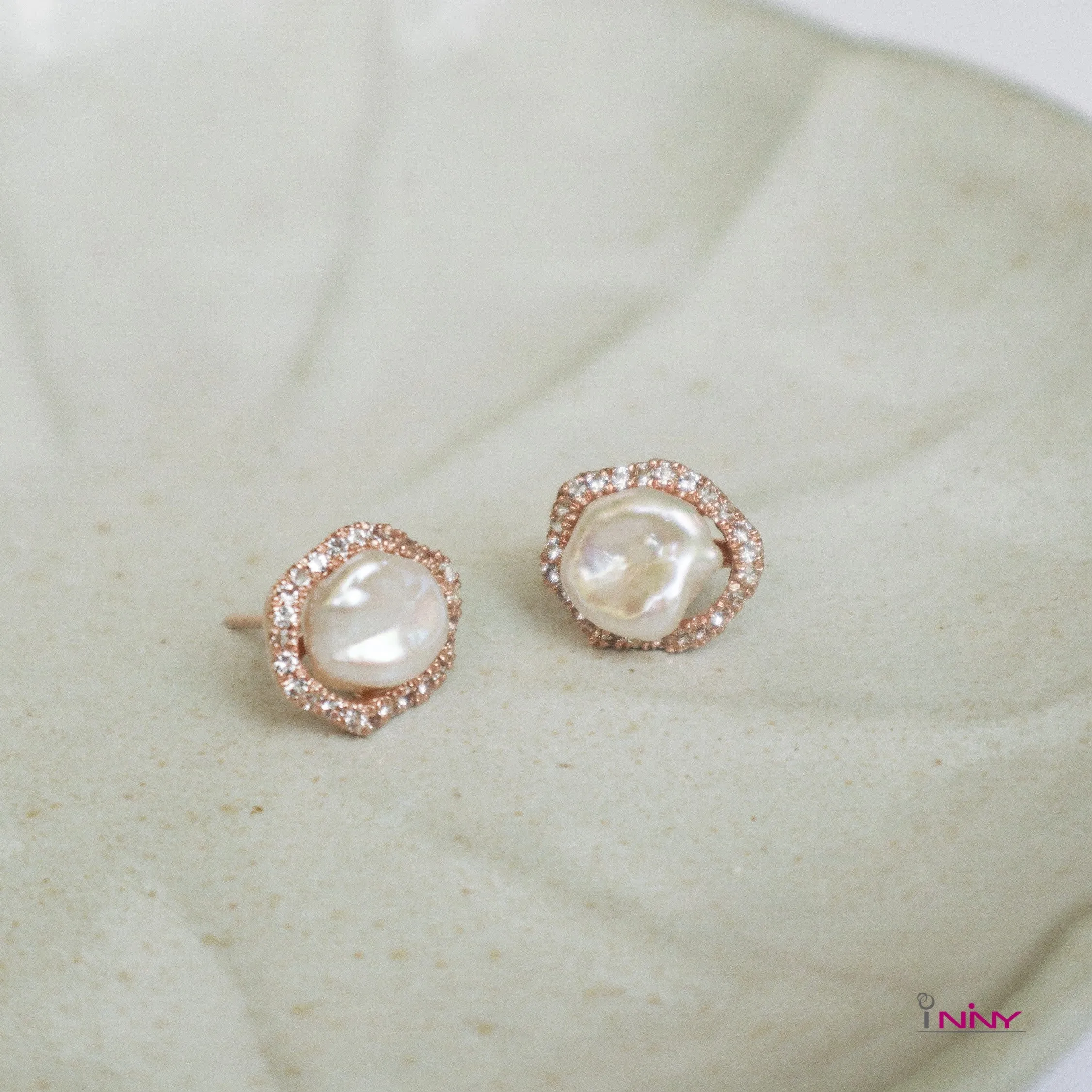 Fresh Pearl with White Sapphire