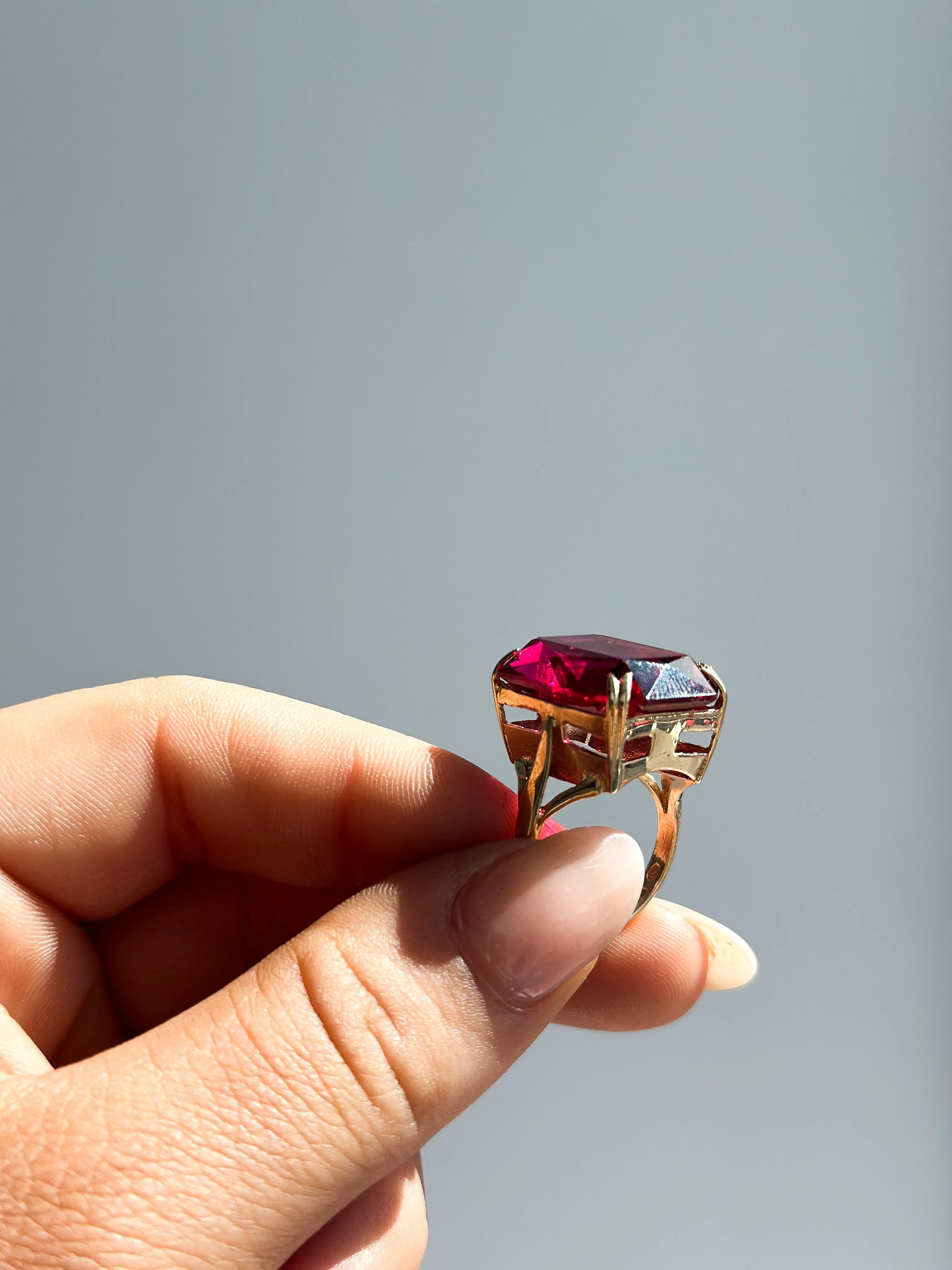 Vintage 9ct Yellow Gold Synthetic Ruby Ring