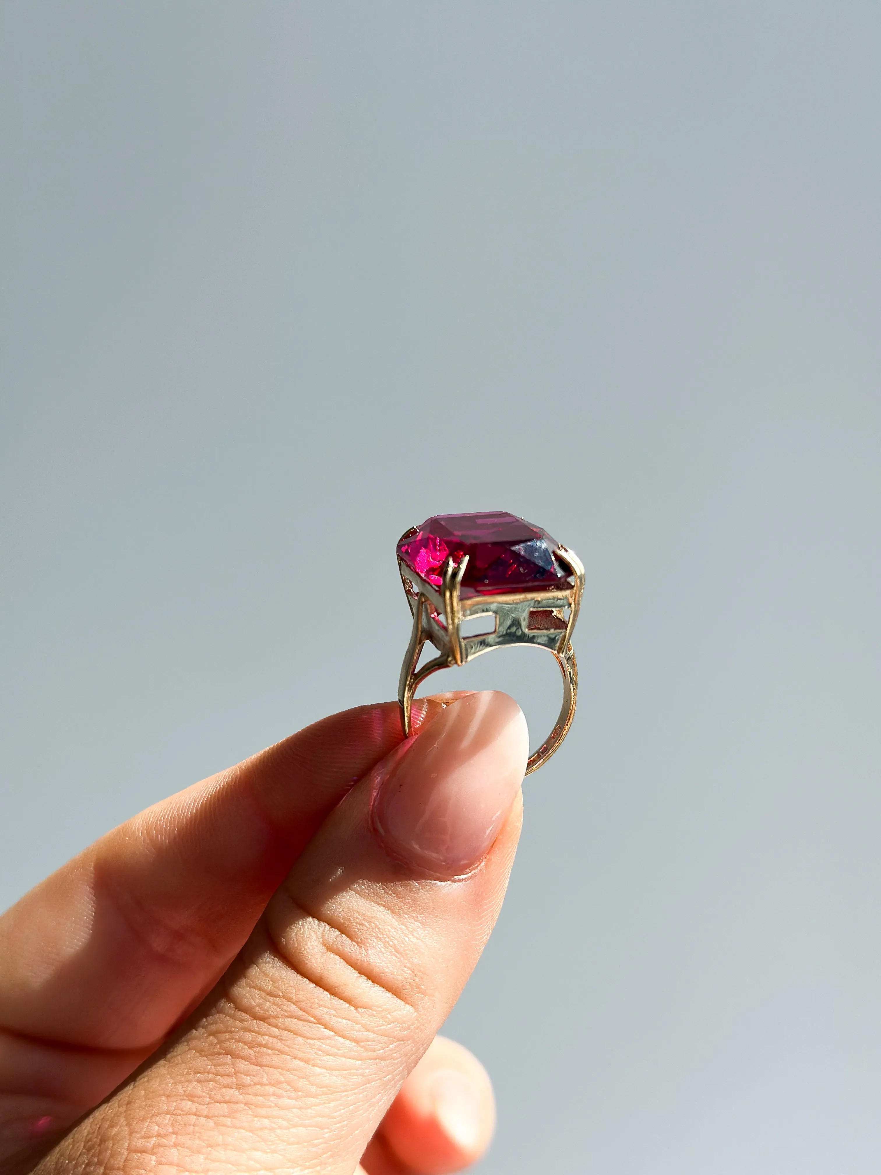 Vintage 9ct Yellow Gold Synthetic Ruby Ring